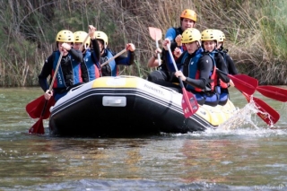  Remando sulla zattera rafting